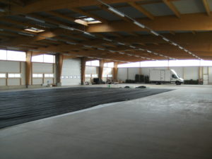 Préparation d'une membrane EPDM dans l'atelier.